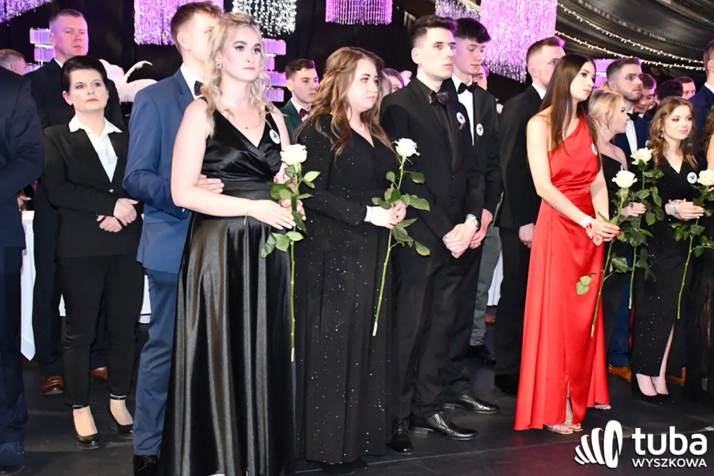 Tanecznym krokiem w dorosłość. Studniówka 2024 Zespołu Szkół nr 1 (VIDEO)