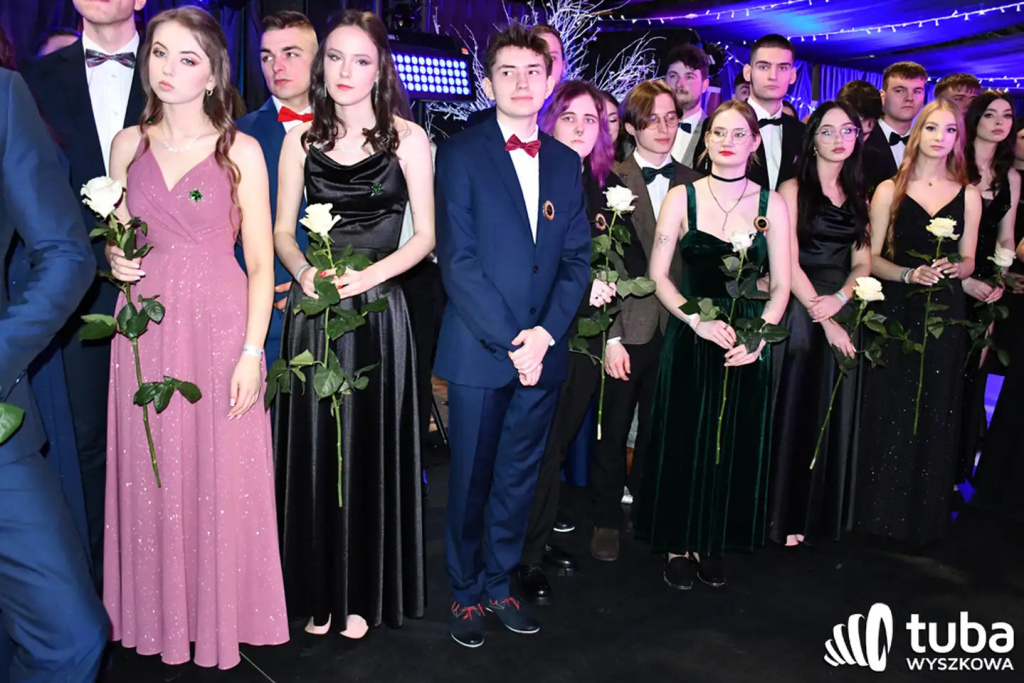 Tanecznym krokiem w dorosłość. Studniówka 2024 Zespołu Szkół nr 1 (VIDEO)