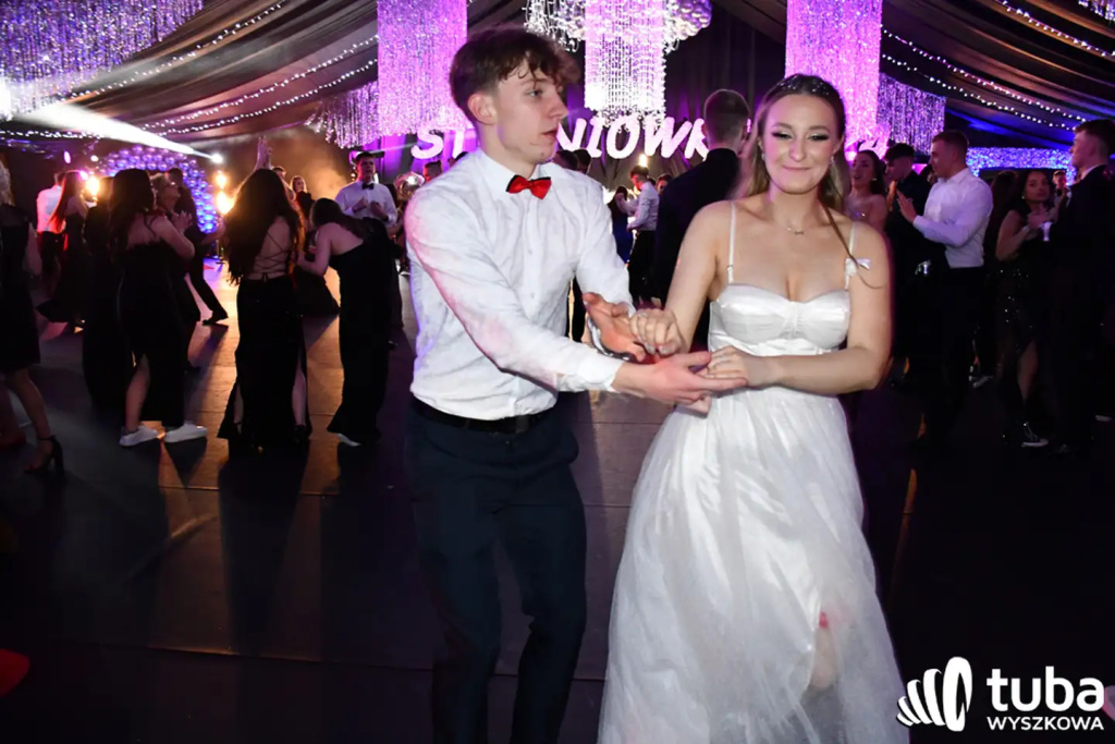 Tanecznym krokiem w dorosłość. Studniówka 2024 Zespołu Szkół nr 1 (VIDEO)
