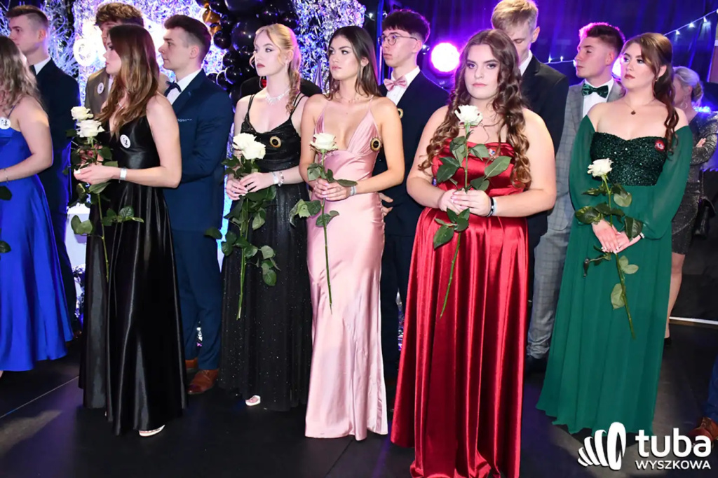 Tanecznym krokiem w dorosłość. Studniówka 2024 Zespołu Szkół nr 1 (VIDEO)