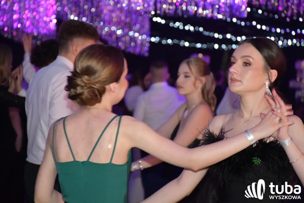 Tanecznym krokiem w dorosłość. Studniówka 2024 Zespołu Szkół nr 1 (VIDEO)