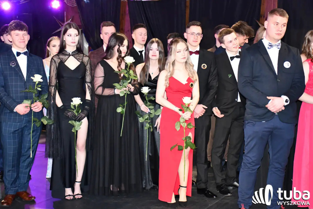 Tanecznym krokiem w dorosłość. Studniówka 2024 Zespołu Szkół nr 1 (VIDEO)