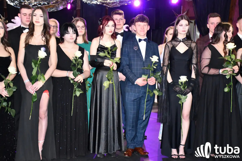 Tanecznym krokiem w dorosłość. Studniówka 2024 Zespołu Szkół nr 1 (VIDEO)
