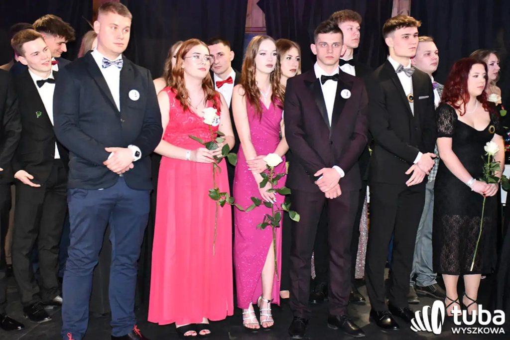 Tanecznym krokiem w dorosłość. Studniówka 2024 Zespołu Szkół nr 1 (VIDEO)