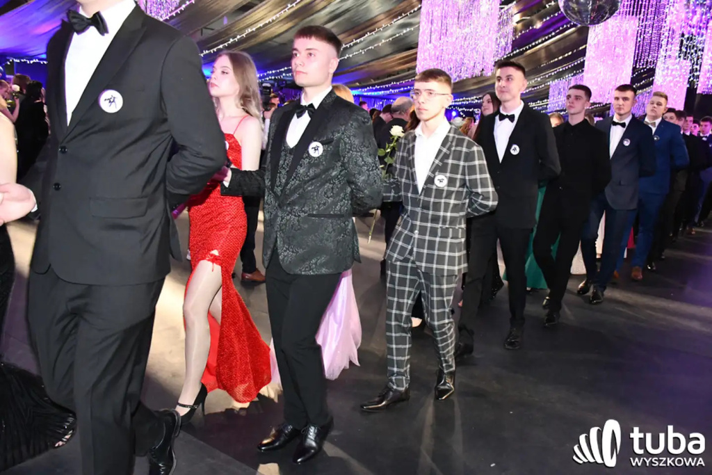 Tanecznym krokiem w dorosłość. Studniówka 2024 Zespołu Szkół nr 1 (VIDEO)