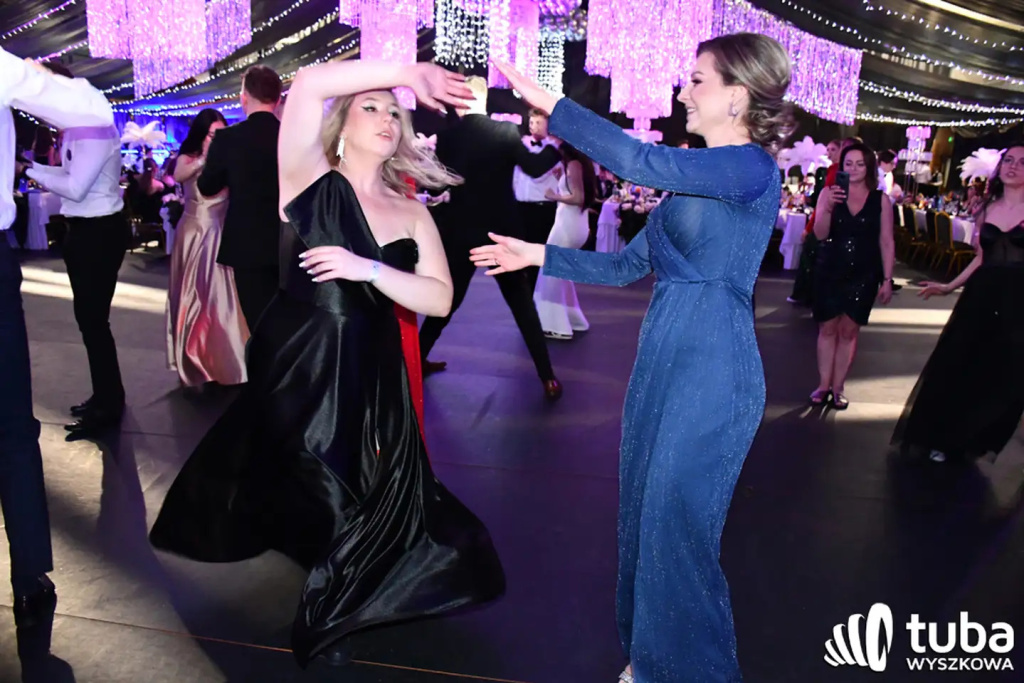 Tanecznym krokiem w dorosłość. Studniówka 2024 Zespołu Szkół nr 1 (VIDEO)