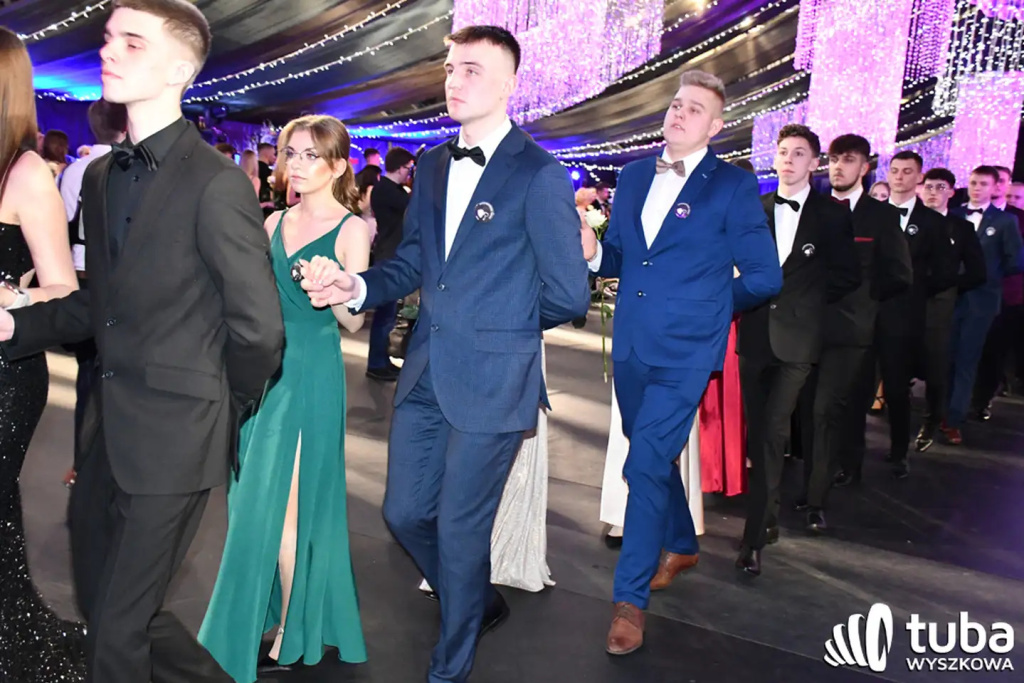 Tanecznym krokiem w dorosłość. Studniówka 2024 Zespołu Szkół nr 1 (VIDEO)