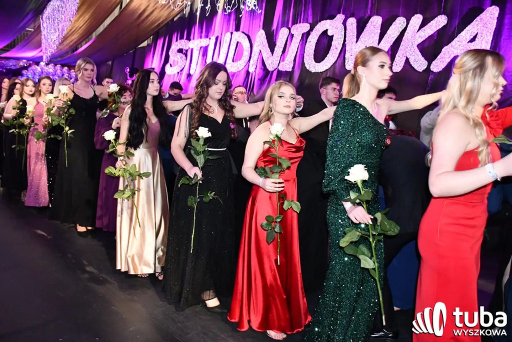 Tanecznym krokiem w dorosłość. Studniówka 2024 Zespołu Szkół nr 1 (VIDEO)