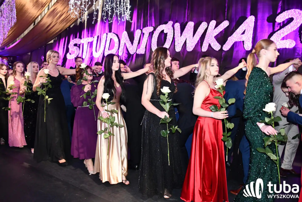 Tanecznym krokiem w dorosłość. Studniówka 2024 Zespołu Szkół nr 1 (VIDEO)