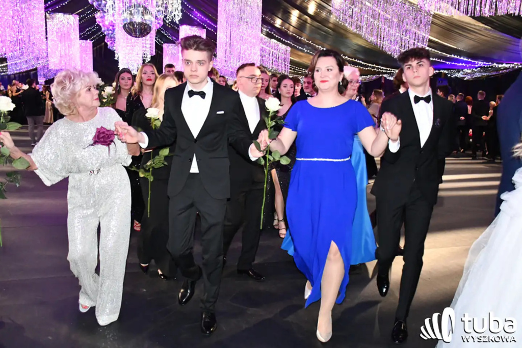Tanecznym krokiem w dorosłość. Studniówka 2024 Zespołu Szkół nr 1 (VIDEO)