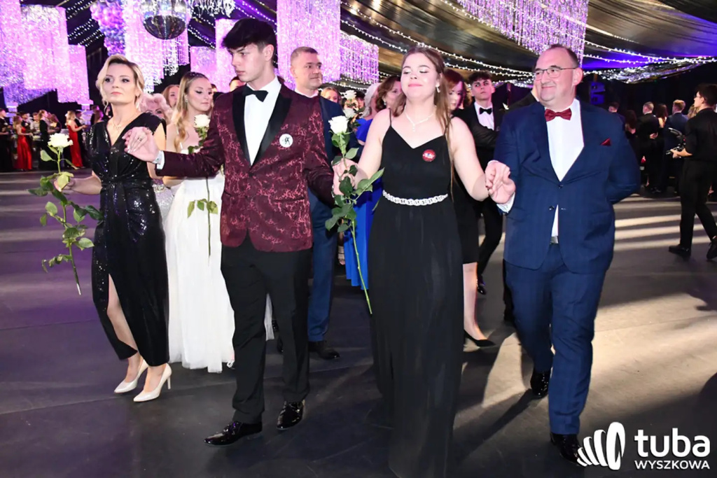 Tanecznym krokiem w dorosłość. Studniówka 2024 Zespołu Szkół nr 1 (VIDEO)