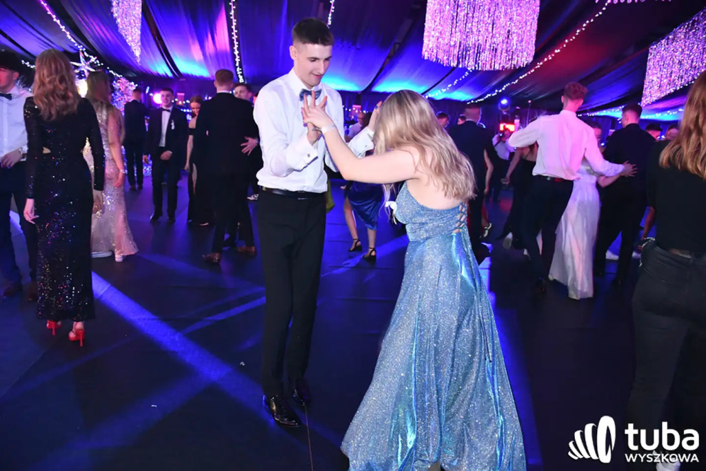 Tanecznym krokiem w dorosłość. Studniówka 2024 Zespołu Szkół nr 1 (VIDEO)