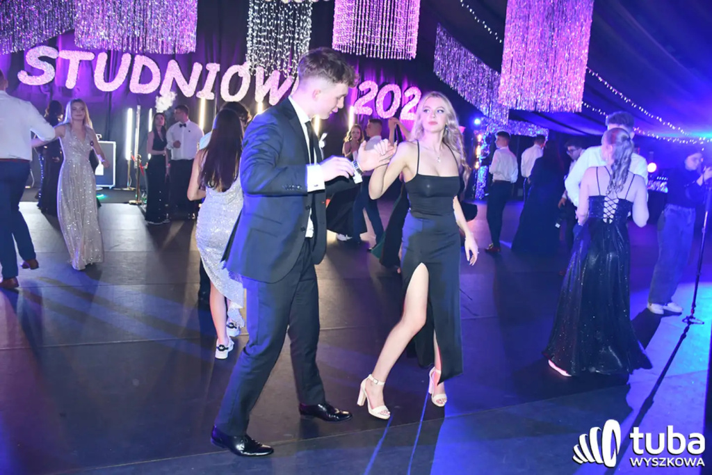 Tanecznym krokiem w dorosłość. Studniówka 2024 Zespołu Szkół nr 1 (VIDEO)