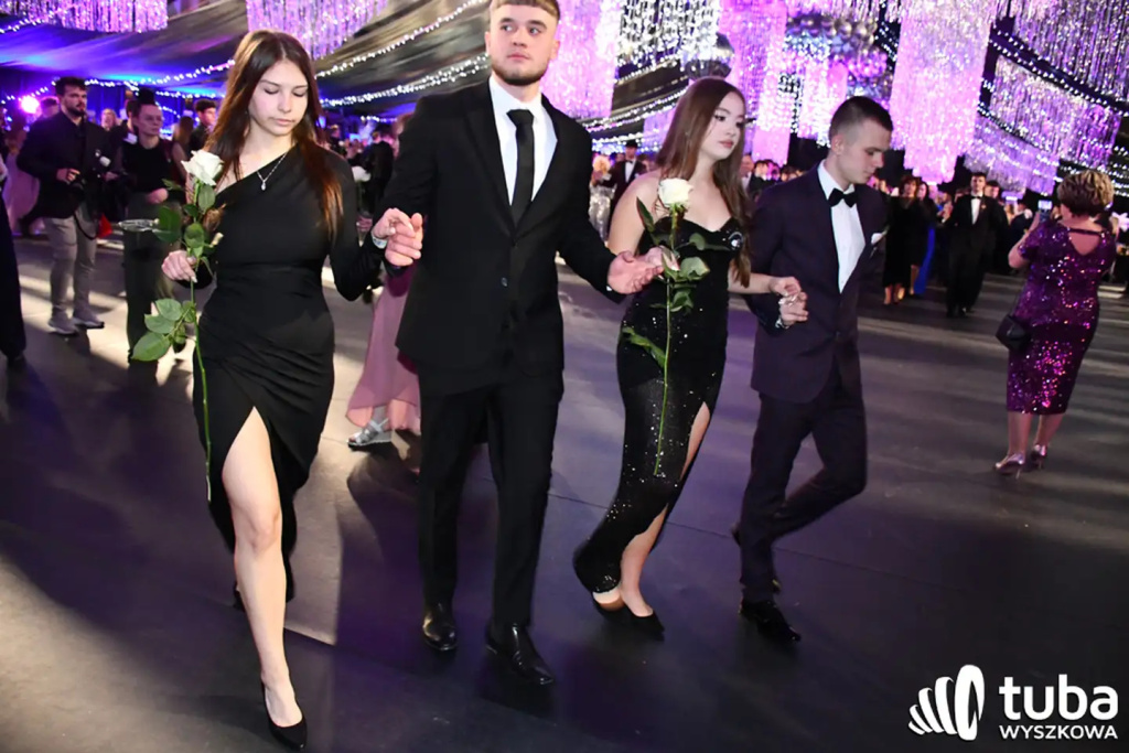 Tanecznym krokiem w dorosłość. Studniówka 2024 Zespołu Szkół nr 1 (VIDEO)