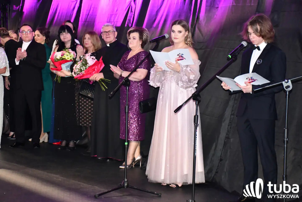 Tanecznym krokiem w dorosłość. Studniówka 2024 Zespołu Szkół nr 1 (VIDEO)