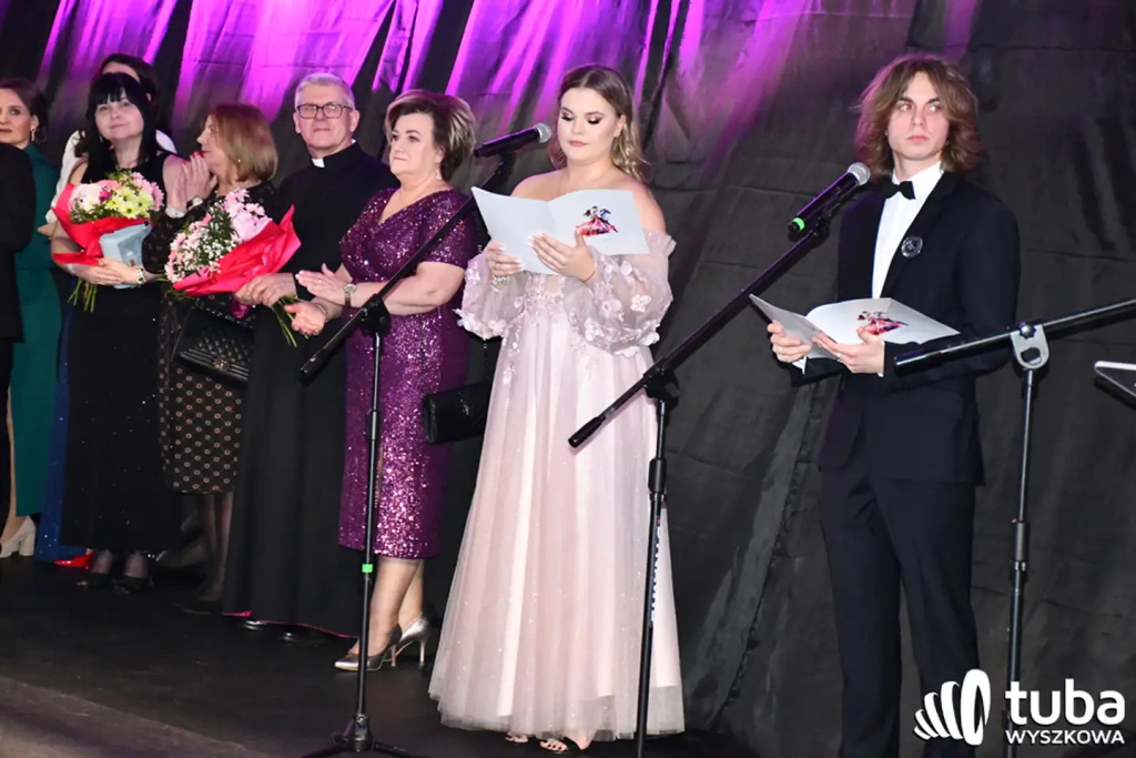 Tanecznym krokiem w dorosłość. Studniówka 2024 Zespołu Szkół nr 1 (VIDEO)