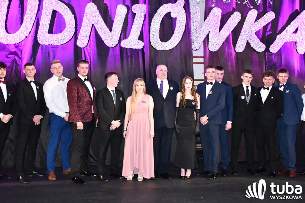 Tanecznym krokiem w dorosłość. Studniówka 2024 Zespołu Szkół nr 1 (VIDEO)