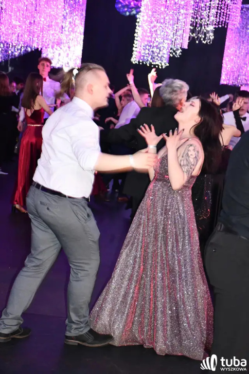 Tanecznym krokiem w dorosłość. Studniówka 2024 Zespołu Szkół nr 1 (VIDEO)