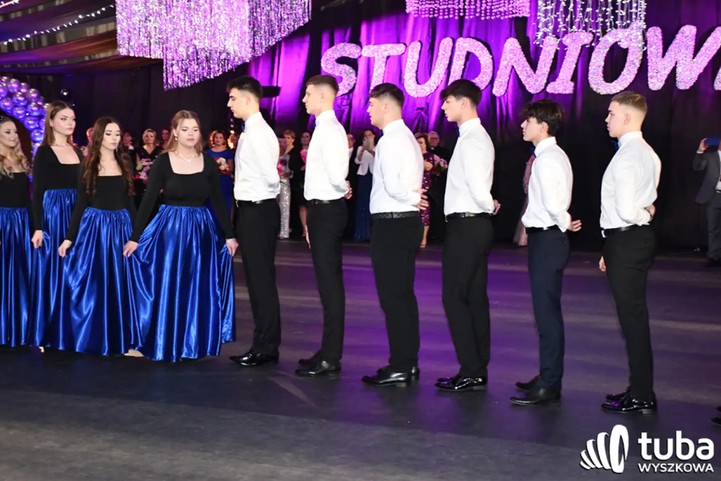 Tanecznym krokiem w dorosłość. Studniówka 2024 Zespołu Szkół nr 1 (VIDEO)