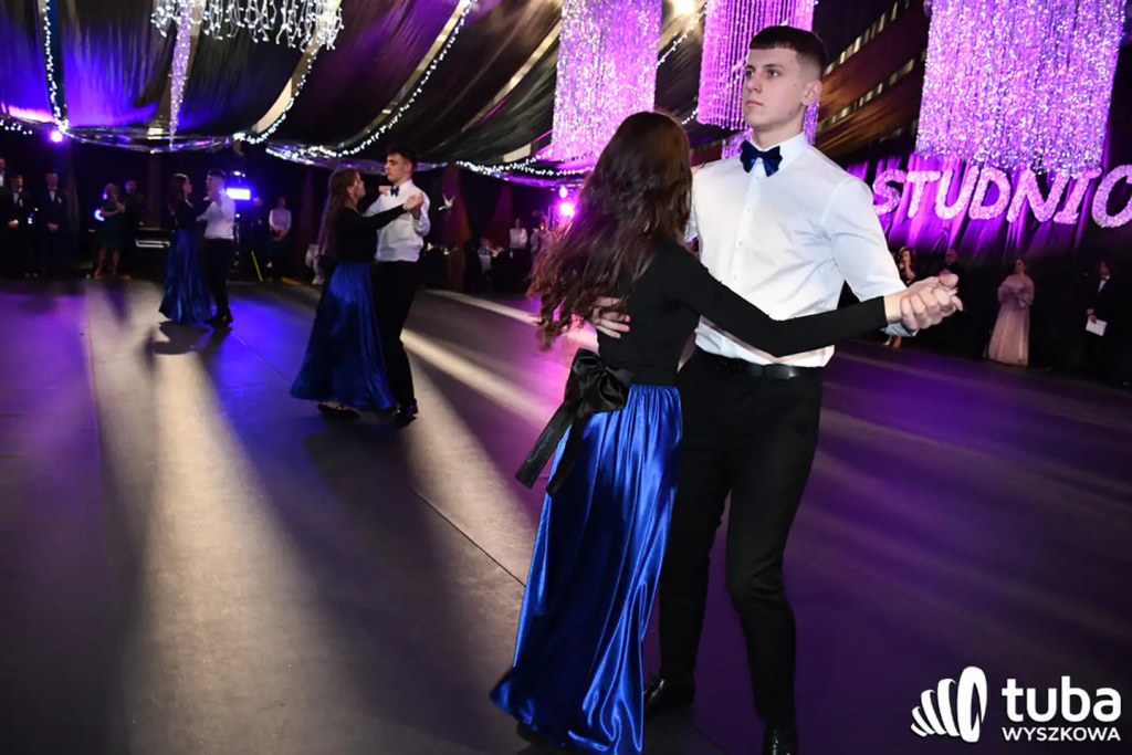 Tanecznym krokiem w dorosłość. Studniówka 2024 Zespołu Szkół nr 1 (VIDEO)