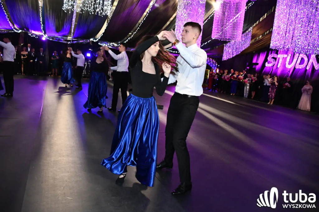 Tanecznym krokiem w dorosłość. Studniówka 2024 Zespołu Szkół nr 1 (VIDEO)