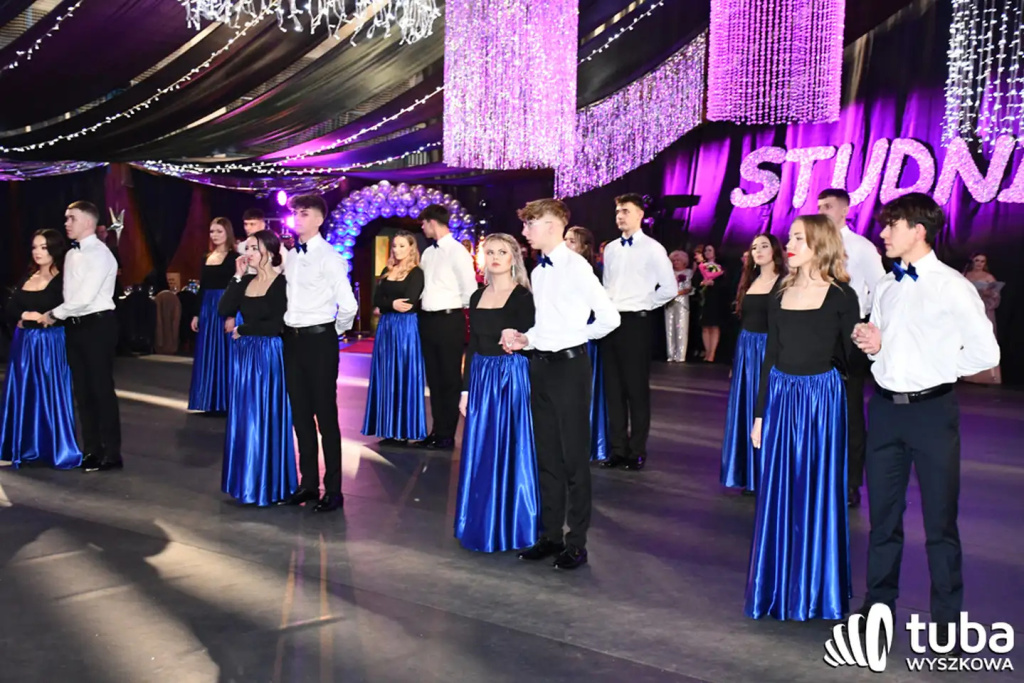 Tanecznym krokiem w dorosłość. Studniówka 2024 Zespołu Szkół nr 1 (VIDEO)