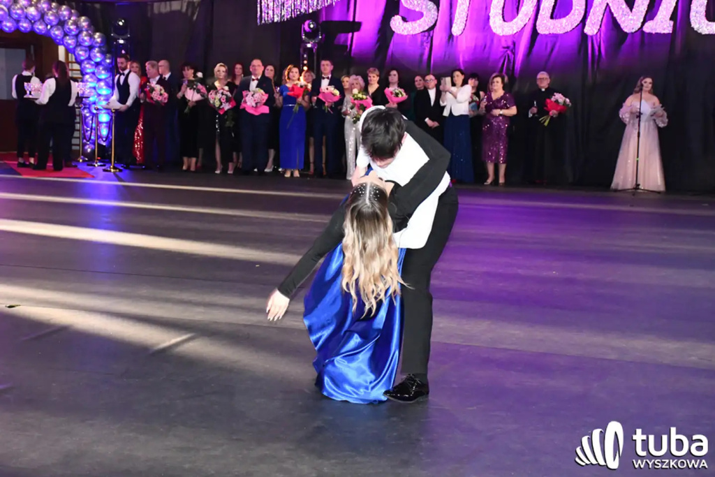 Tanecznym krokiem w dorosłość. Studniówka 2024 Zespołu Szkół nr 1 (VIDEO)
