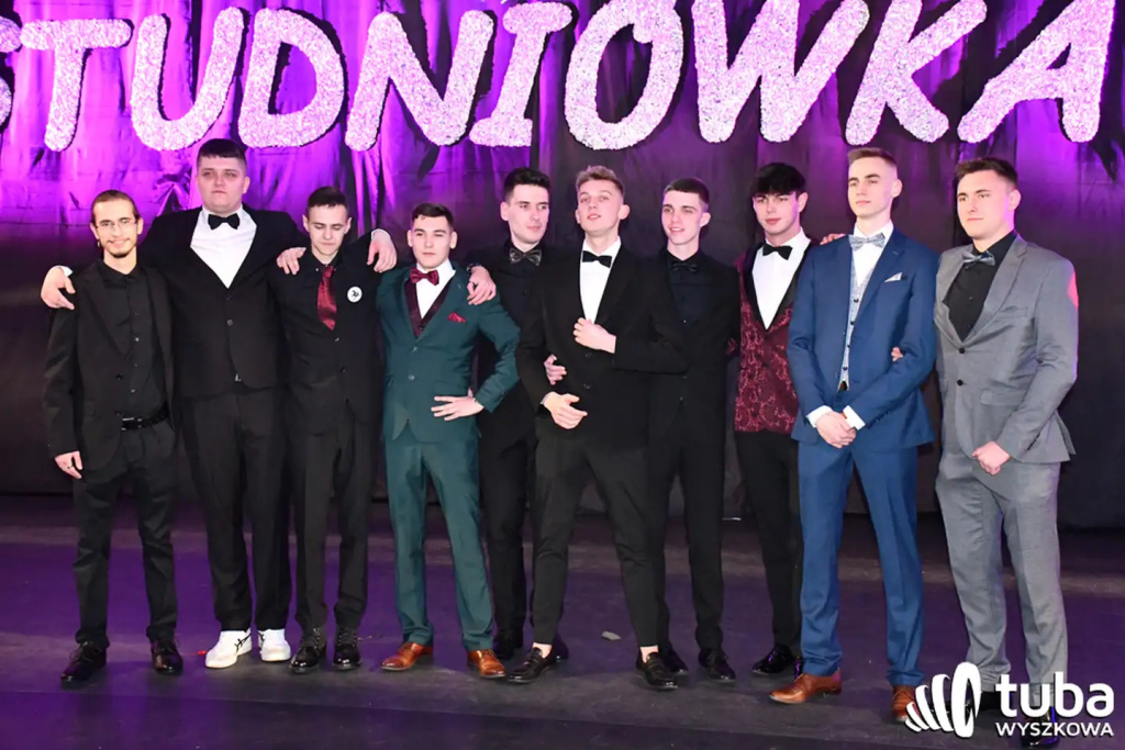 Tanecznym krokiem w dorosłość. Studniówka 2024 Zespołu Szkół nr 1 (VIDEO)