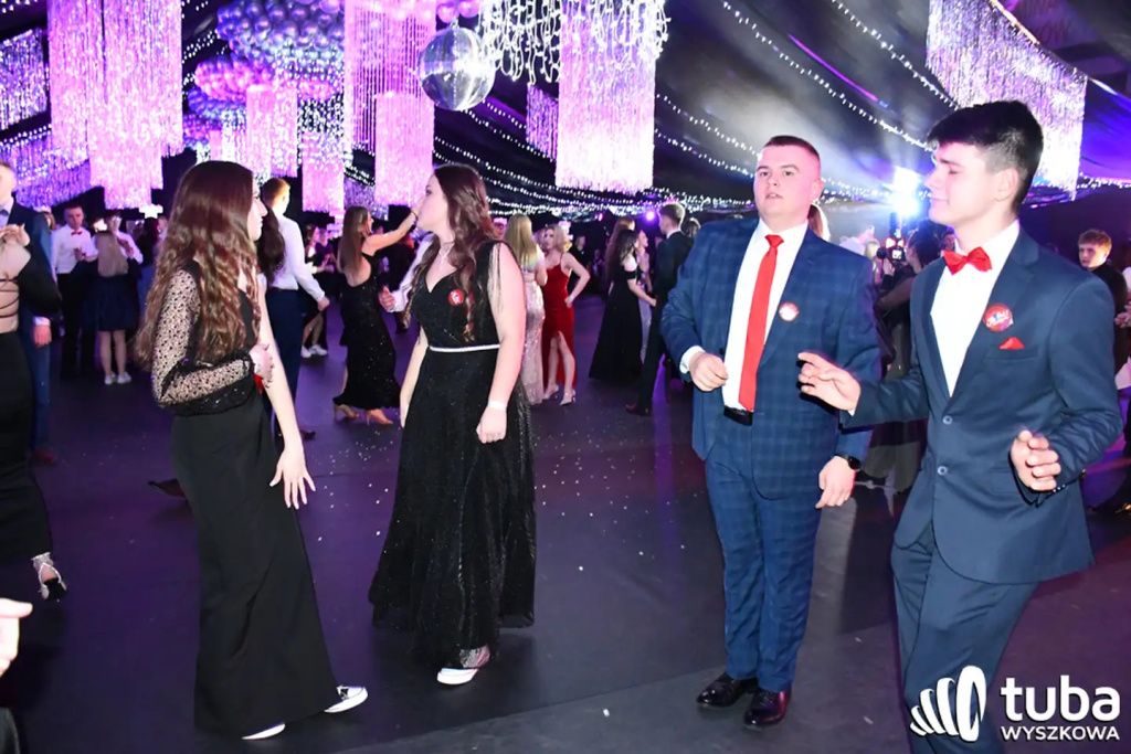 Tanecznym krokiem w dorosłość. Studniówka 2024 Zespołu Szkół nr 1 (VIDEO)