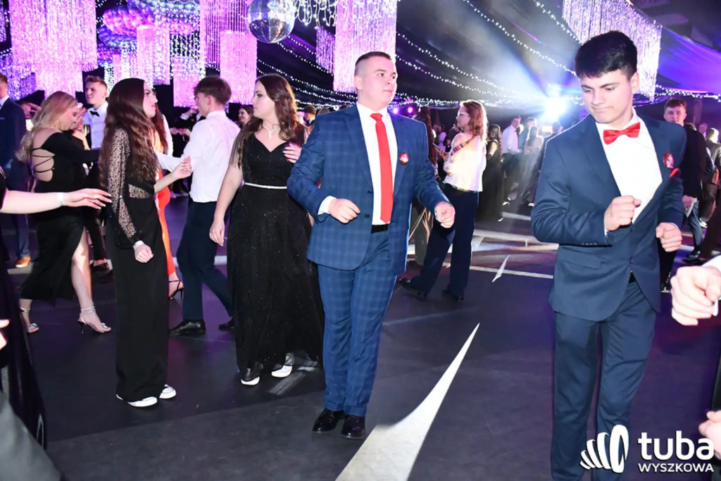 Tanecznym krokiem w dorosłość. Studniówka 2024 Zespołu Szkół nr 1 (VIDEO)