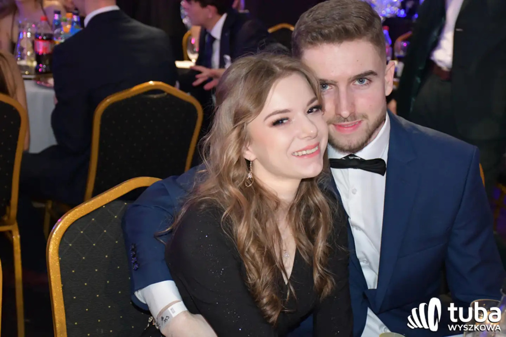 Tanecznym krokiem w dorosłość. Studniówka 2024 Zespołu Szkół nr 1 (VIDEO)