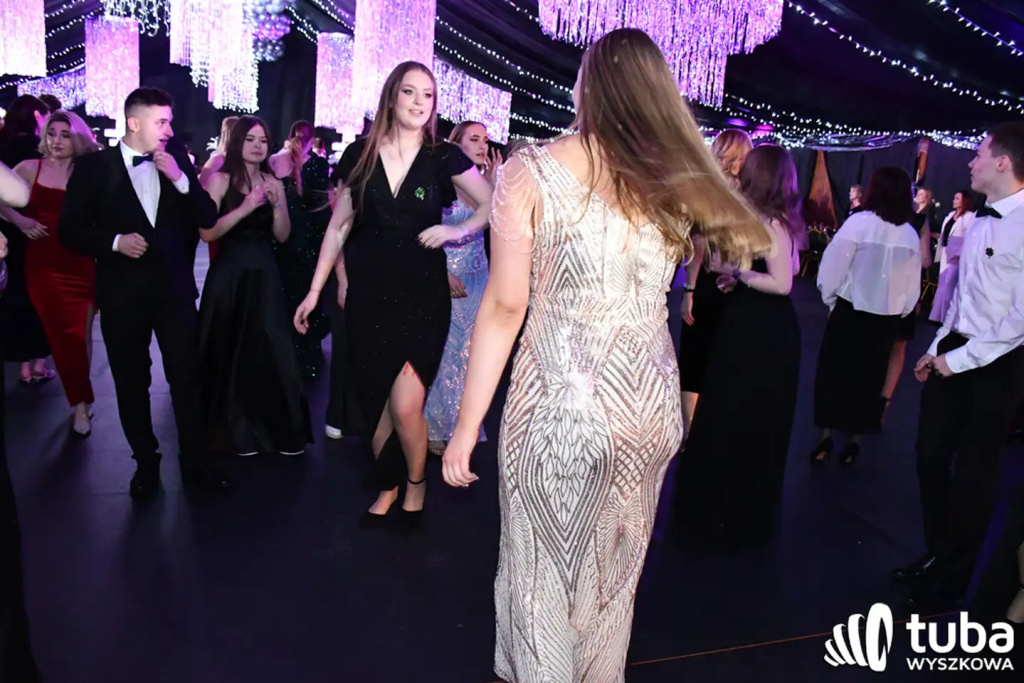 Tanecznym krokiem w dorosłość. Studniówka 2024 Zespołu Szkół nr 1 (VIDEO)