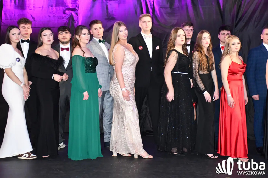 Tanecznym krokiem w dorosłość. Studniówka 2024 Zespołu Szkół nr 1 (VIDEO)