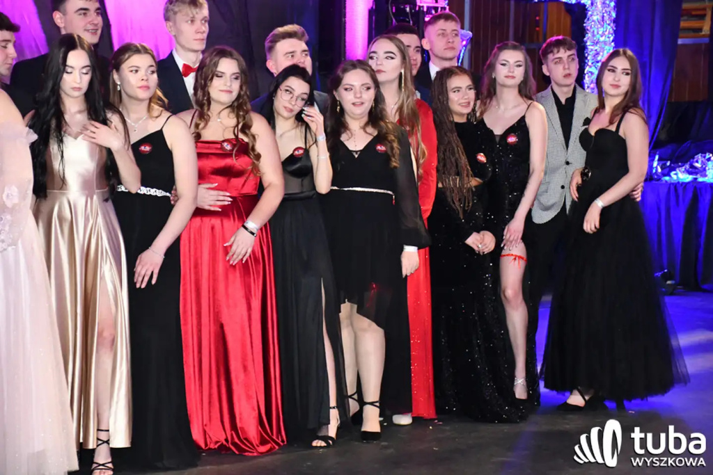 Tanecznym krokiem w dorosłość. Studniówka 2024 Zespołu Szkół nr 1 (VIDEO)