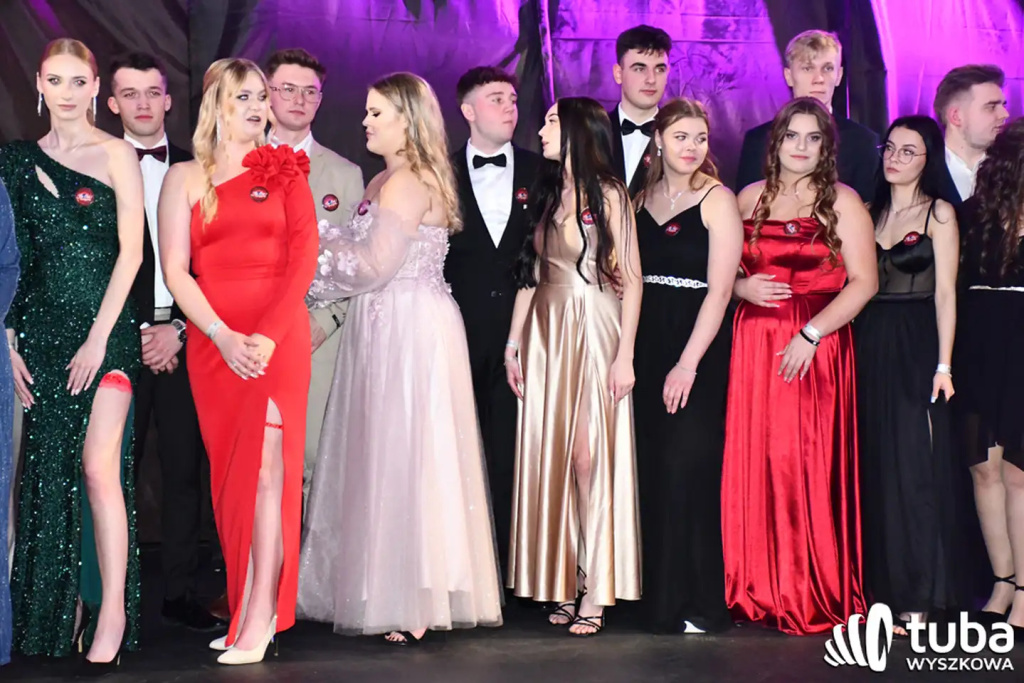 Tanecznym krokiem w dorosłość. Studniówka 2024 Zespołu Szkół nr 1 (VIDEO)