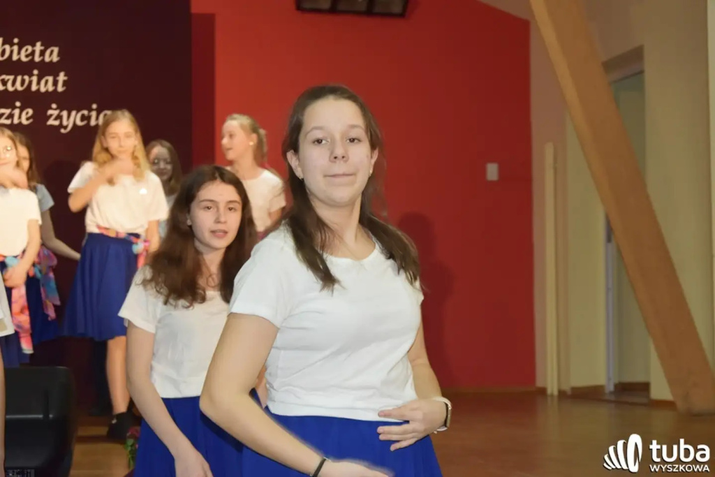 “Kobieta to kwiat w ogrodzie życia”