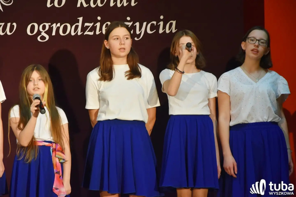 “Kobieta to kwiat w ogrodzie życia”