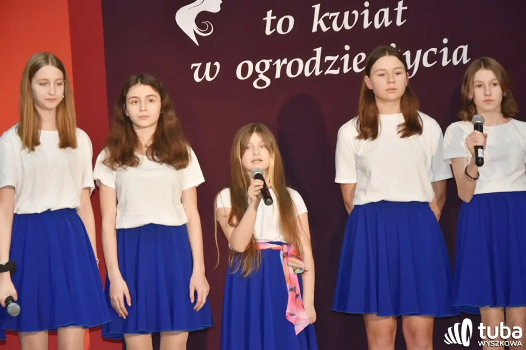 “Kobieta to kwiat w ogrodzie życia”