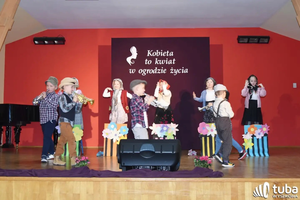 “Kobieta to kwiat w ogrodzie życia”