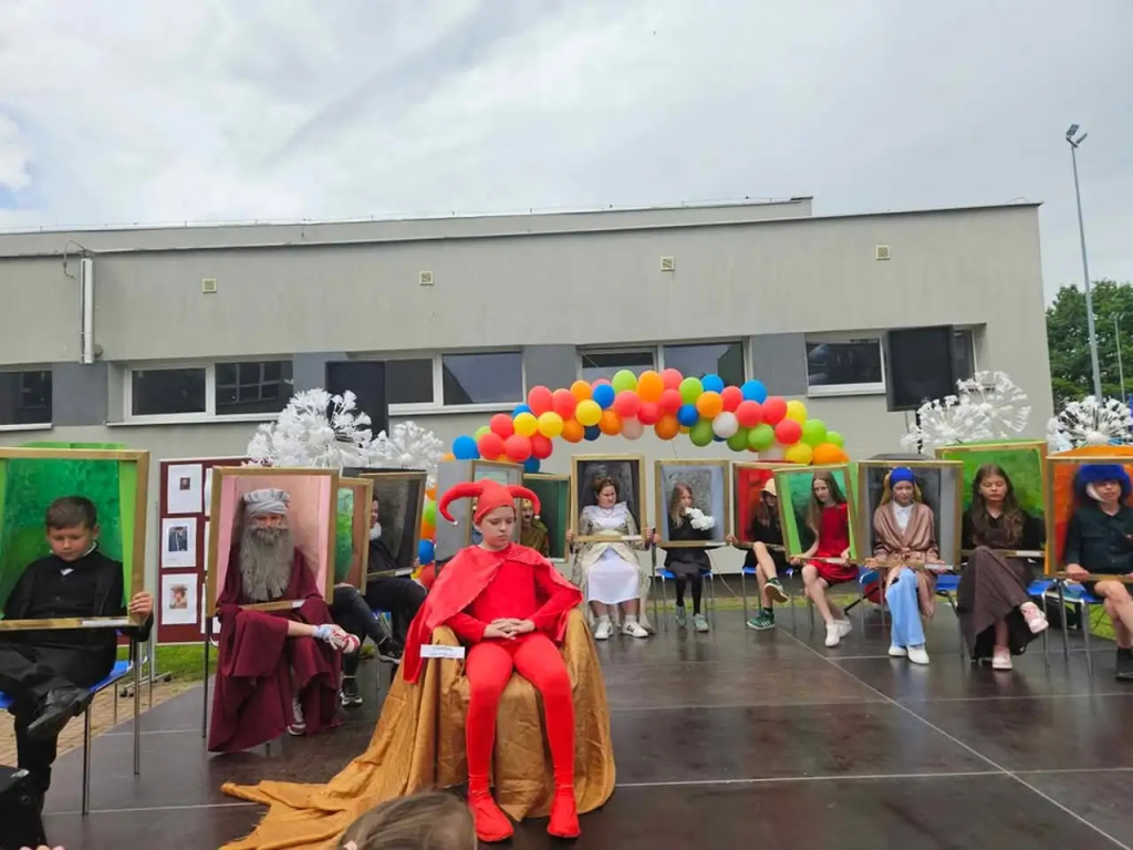 Żywe obrazy na szkolnym pikniku. Niezwykły projekt uczniów SP nr 4