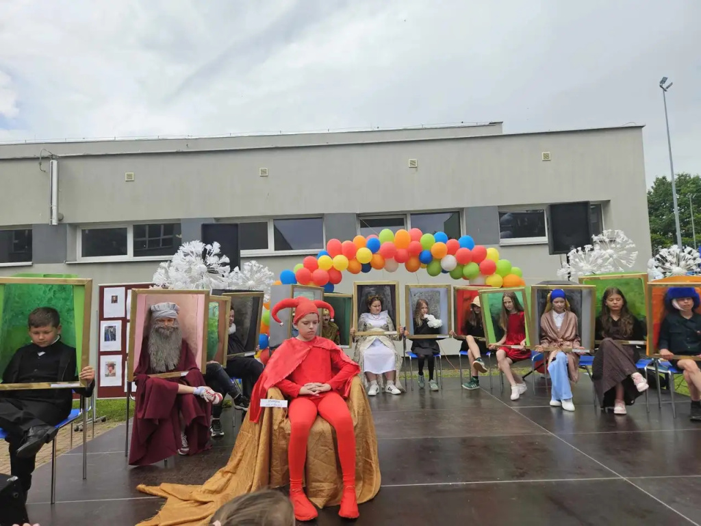 Żywe obrazy na szkolnym pikniku. Niezwykły projekt uczniów SP nr 4