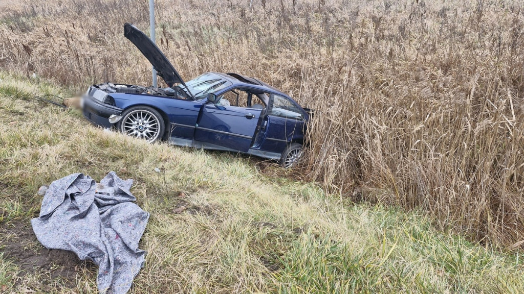 18-latek w BMW wypadł z drogi