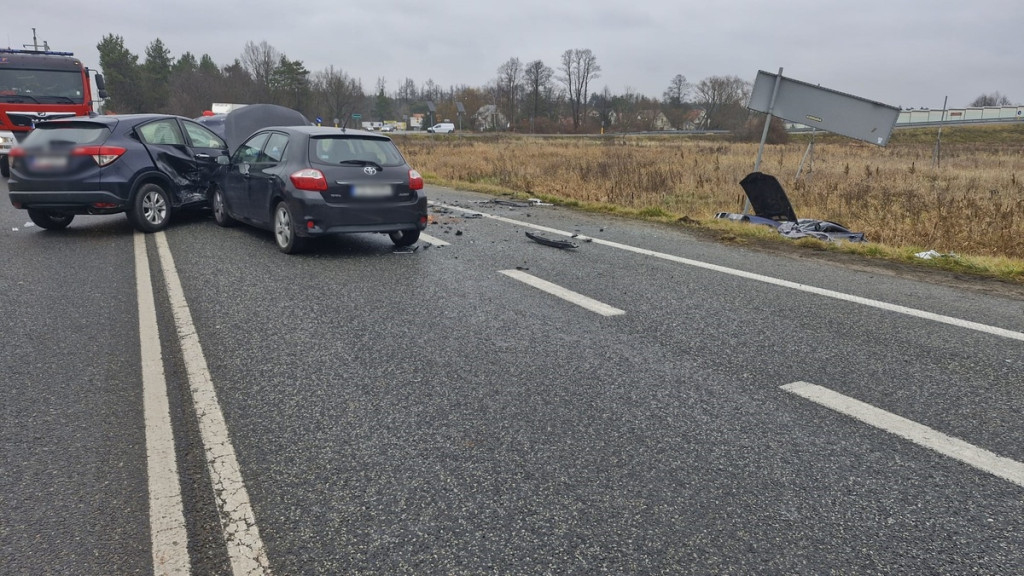 18-latek w BMW wypadł z drogi