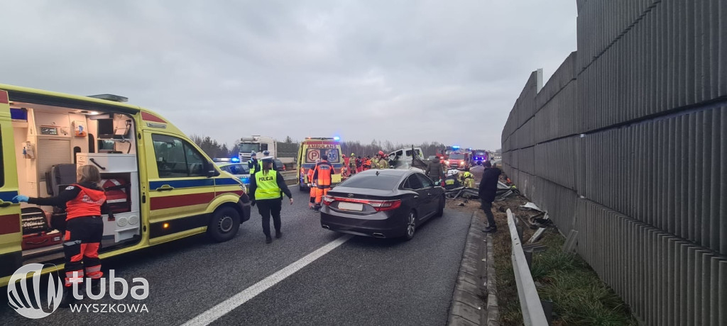 Trzy osoby poważnie ranne. S8 zablokowana