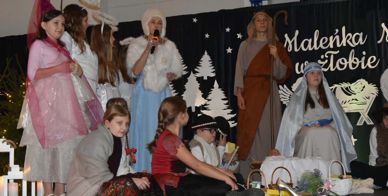 Świąteczna magia na szkolnej scenie w Rybnie