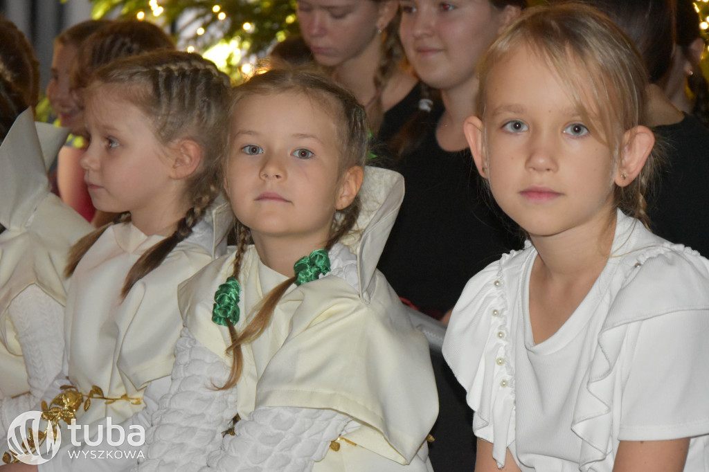 Świąteczna magia na szkolnej scenie w Rybnie
