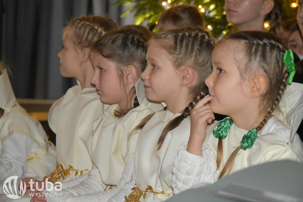Świąteczna magia na szkolnej scenie w Rybnie