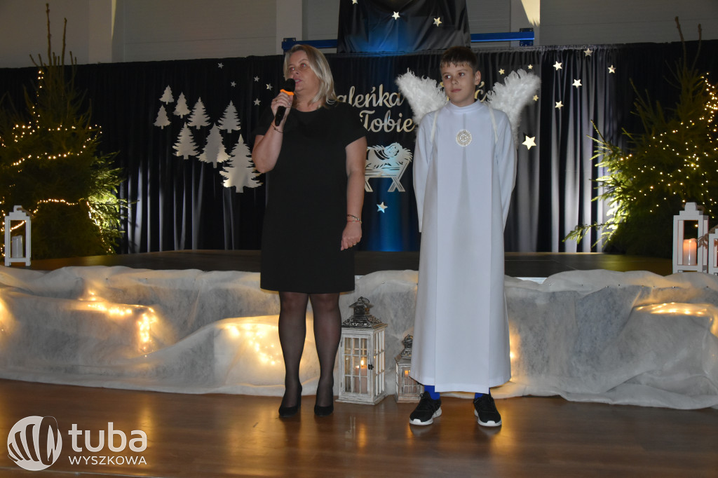 Świąteczna magia na szkolnej scenie w Rybnie