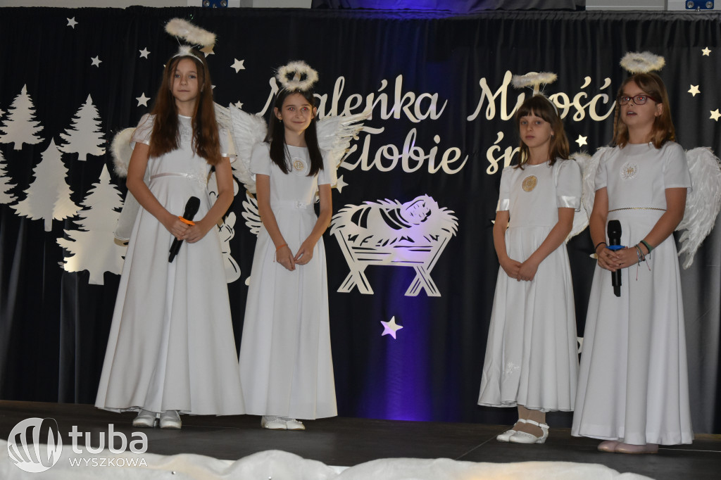 Świąteczna magia na szkolnej scenie w Rybnie