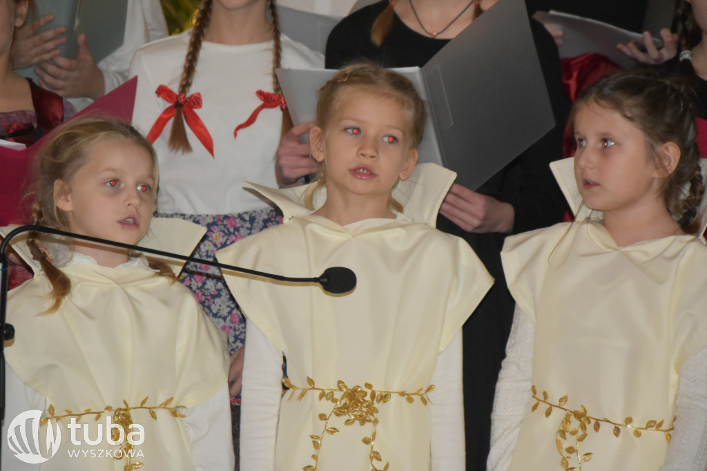 Świąteczna magia na szkolnej scenie w Rybnie